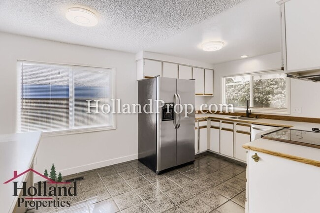 Building Photo - Single level, newly remodeled, in a great Hillsboro location