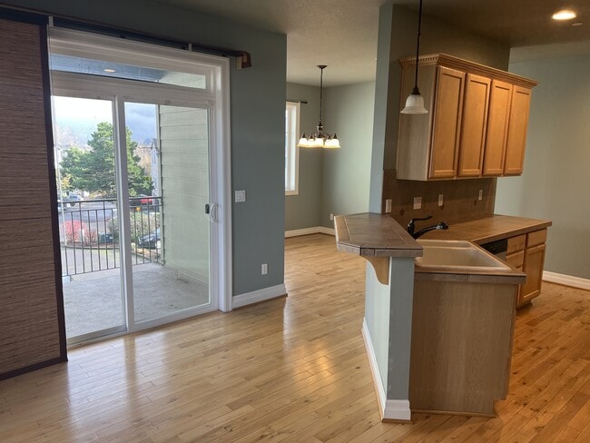 Building Photo - 1526 NE Market Dr