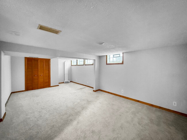 Building Photo - Charming 4 beds 2 baths in South Euclid!