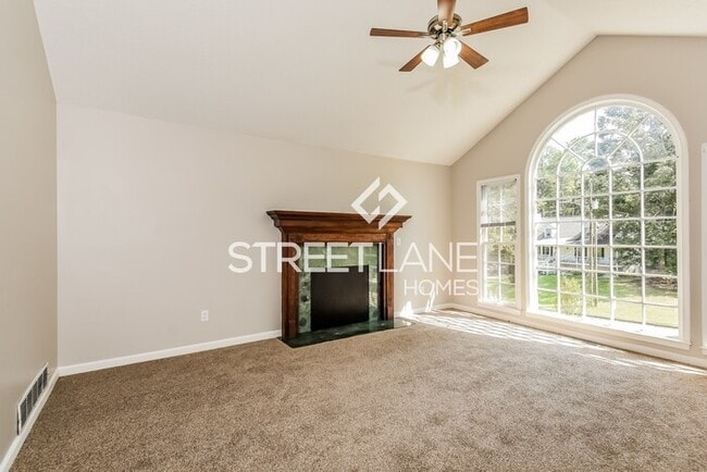 Building Photo - NOW OFFERING FIRST FULL MONTH FREE!