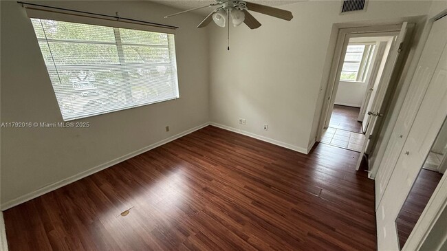 Building Photo - 1032 Twin Lakes Dr