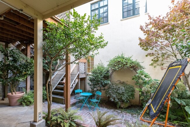 Building Photo - Pacific Heights: Remodeled Garden Apartment w/ Shared Patio One Block from the Presidio