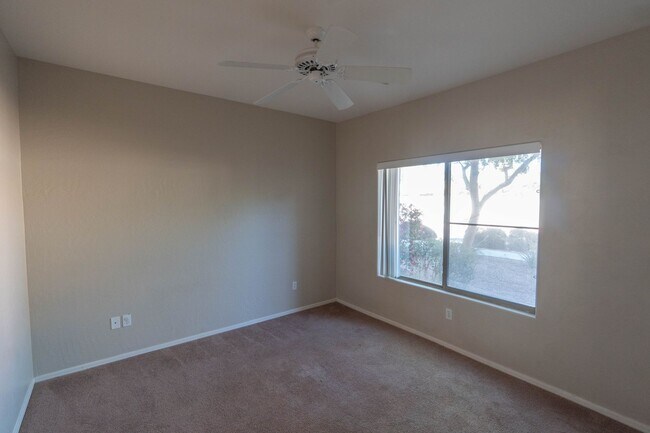 Building Photo - Spacious 2 Bed / 2 Bath Condo in Prime Cha...