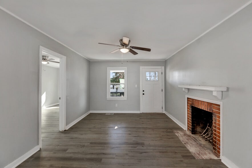 Building Photo - 2206 Walnut St SW