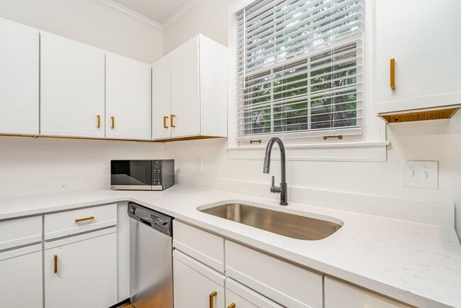 Building Photo - Newly Renovated 2-Bedroom Townhome in the Heart of Green Hills