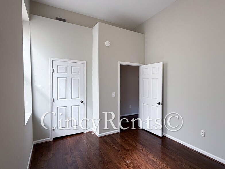 Building Photo - 422 Clark St