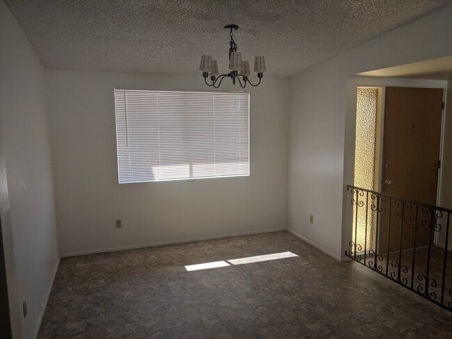 Building Photo - R424