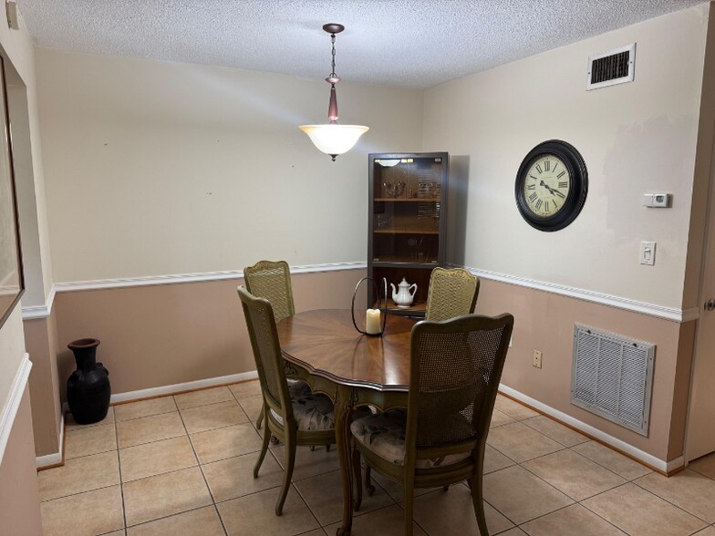 Building Photo - 2348 Shelley St