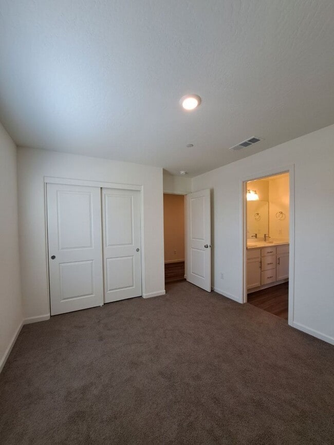 Building Photo - Beautiful 4 Bedroom Home in Madera, Ca!