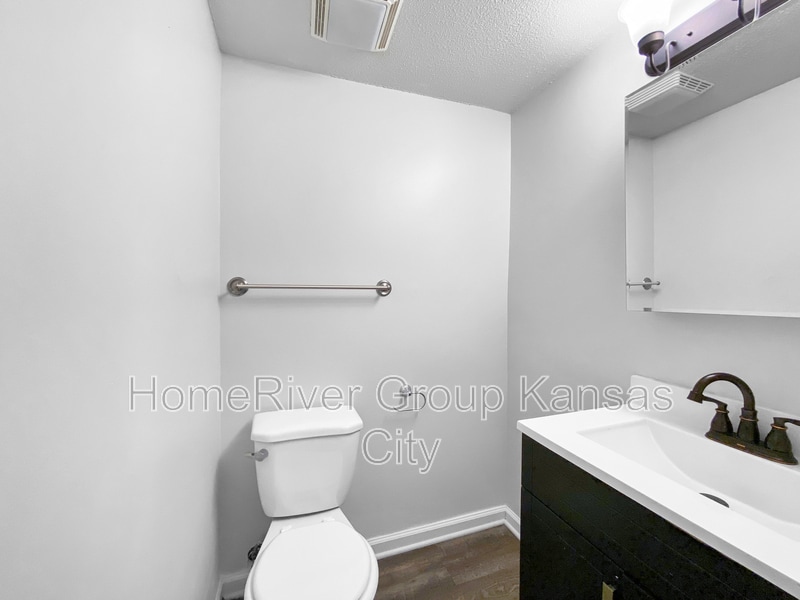 Building Photo - 6046 E 129th St