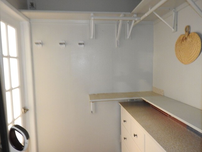 Building Photo - CENTRALLY LOCATED 1 BR CONDO