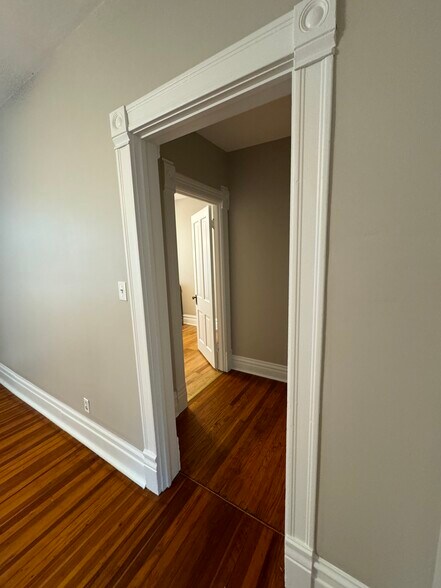 bedroom foyer - 617 Delles Rd