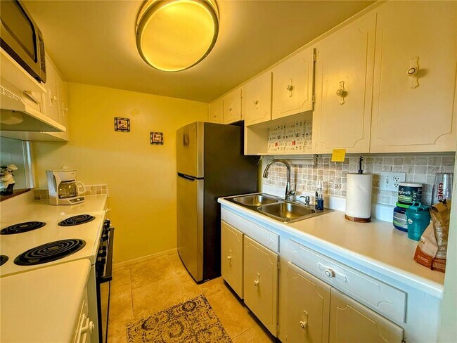 Building Photo - 7420 Bay Island Dr S