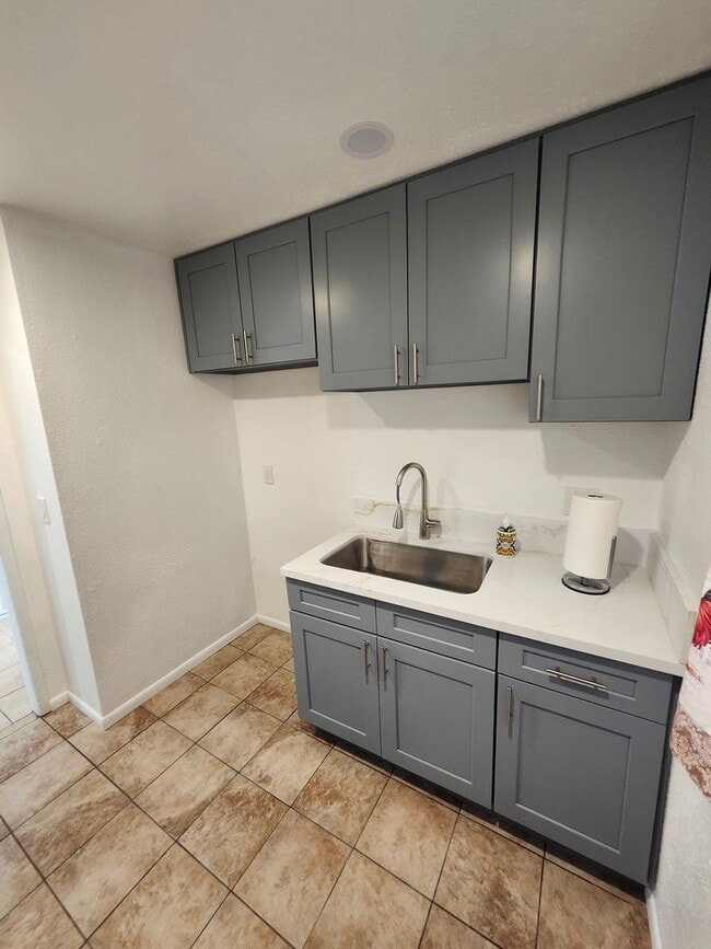 Building Photo - M-Muir Ave (triplex)