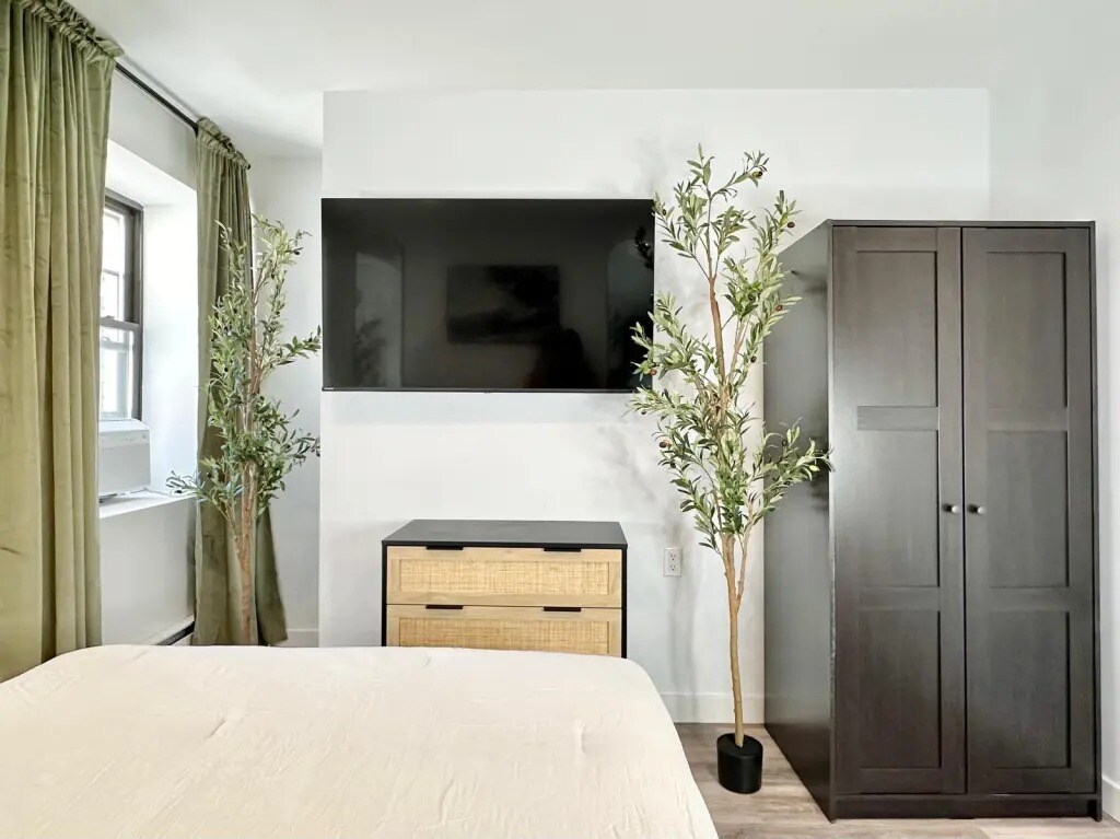 Building Photo - Furnished room/NOT APARTMENT