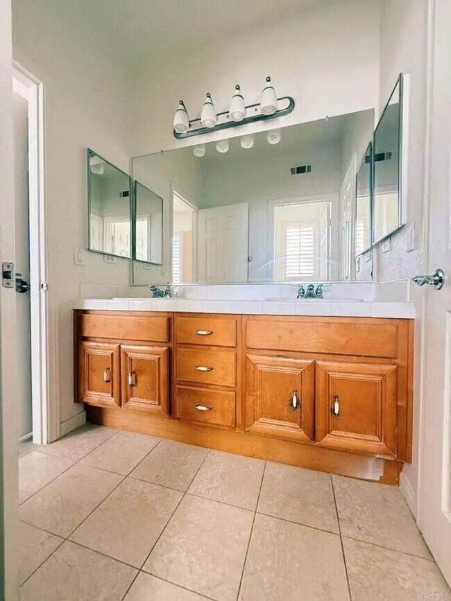 Building Photo - 5BD/4.5BA, 3,500 sq. ft. San Marcos Home w...