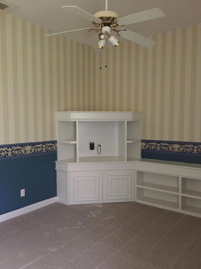 Building Photo - 557 SW New Castle Cove