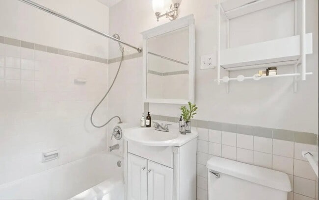 Building Photo - Charming Tree-Top Condo in Historic Parkfa...