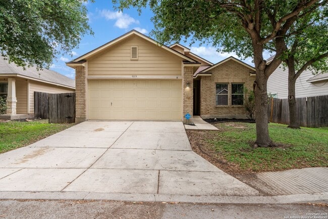 Building Photo - 4 bedroom, 2 1/2 bath located in Lakeview ...