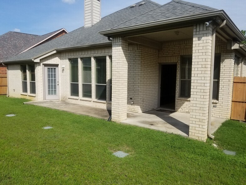 Building Photo - 552 Palomino Way