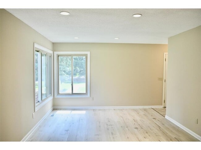Building Photo - 335 Elan Ct