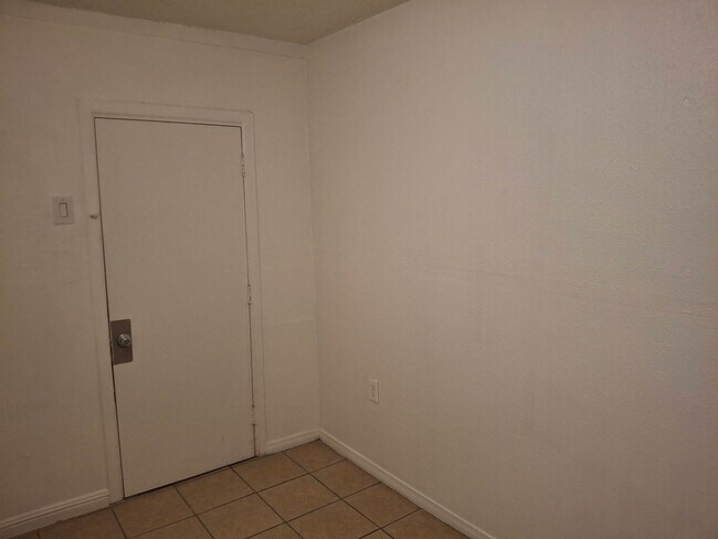 Building Photo - 1007 C St