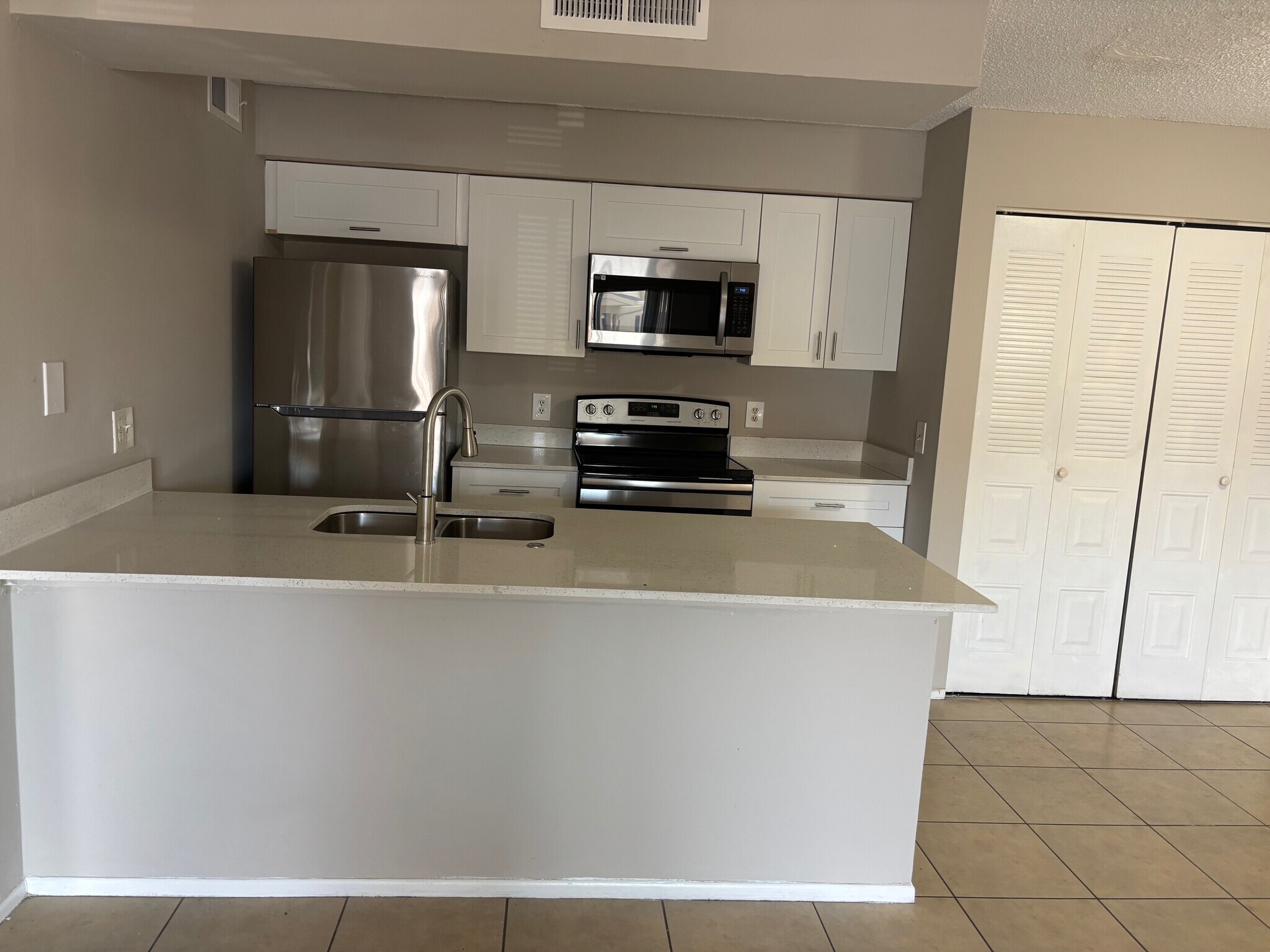 Building Photo - 5323 Summerlin Rd