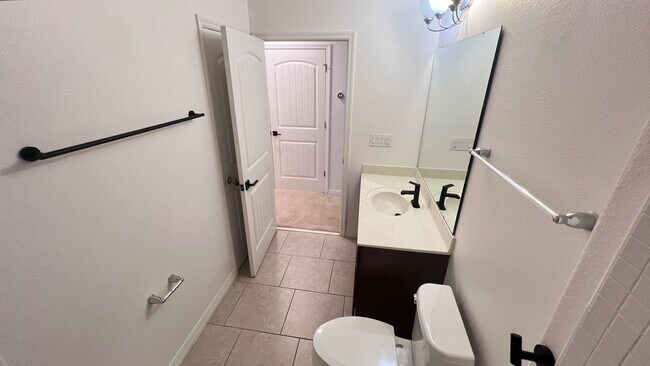 Building Photo - Beautiful Upgraded 3 Bedroom and 2 1/2 Bat...