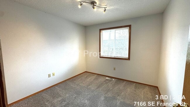 Building Photo - Updated 3BD | 2BA Home with Garage & Large Deck - Hillsboro