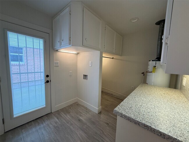 Building Photo - 822 Hidden Valley Dr