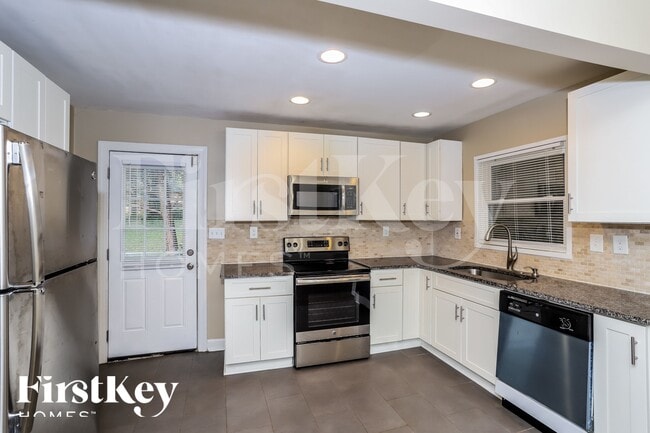 Building Photo - 1855 Shamrock Dr