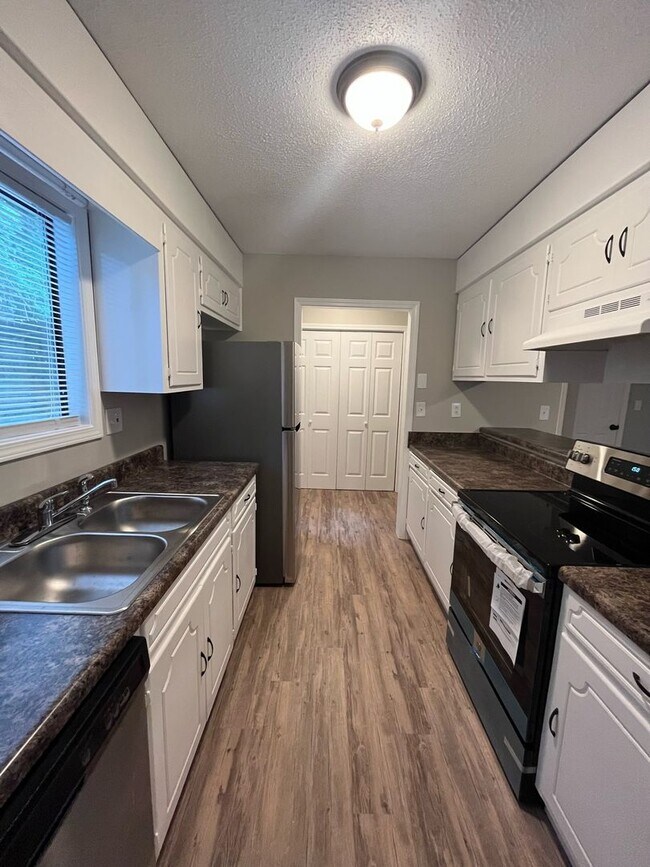 Building Photo - 2 Bedroom/1.5 Bathroom Townhome in Clemson, SC!