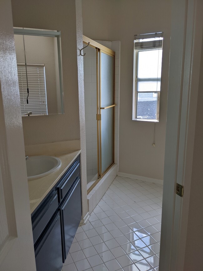Bath 2 - 1097 Blanche St