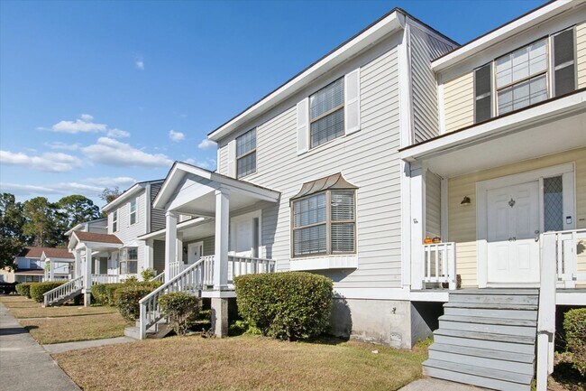 Building Photo - $200 RENT CREDIT | AVAILABLE NOW!