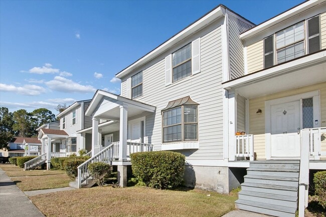 Building Photo - $200 RENT CREDIT | MOVE-IN READY!