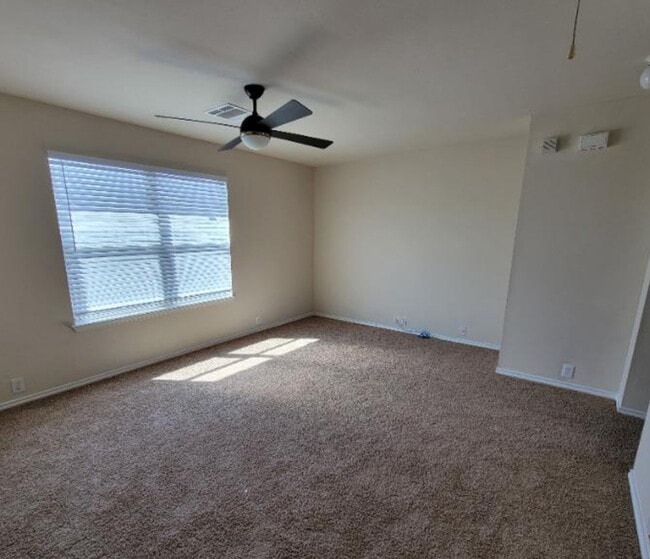 Building Photo - Modern 3-Bedroom Home with Great Amenities...