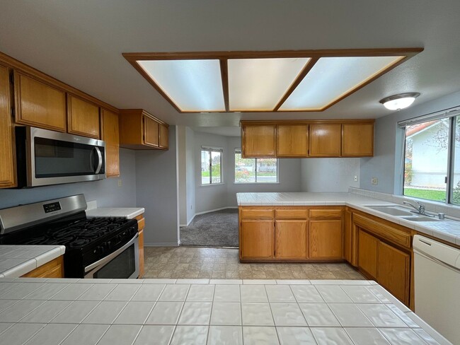 Building Photo - 924 Torrey Pines Dr