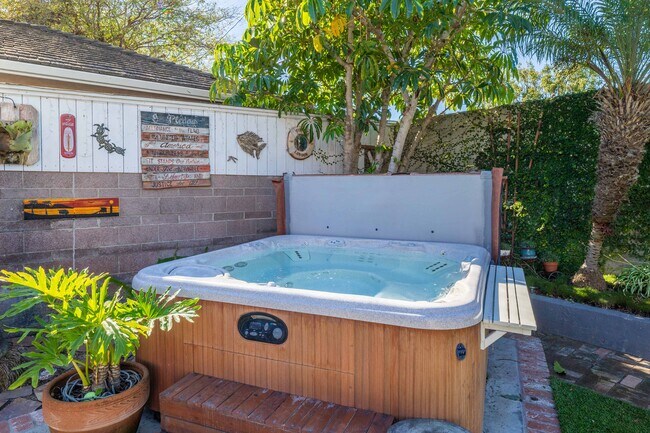 Building Photo - 1605 Lynngrove Dr