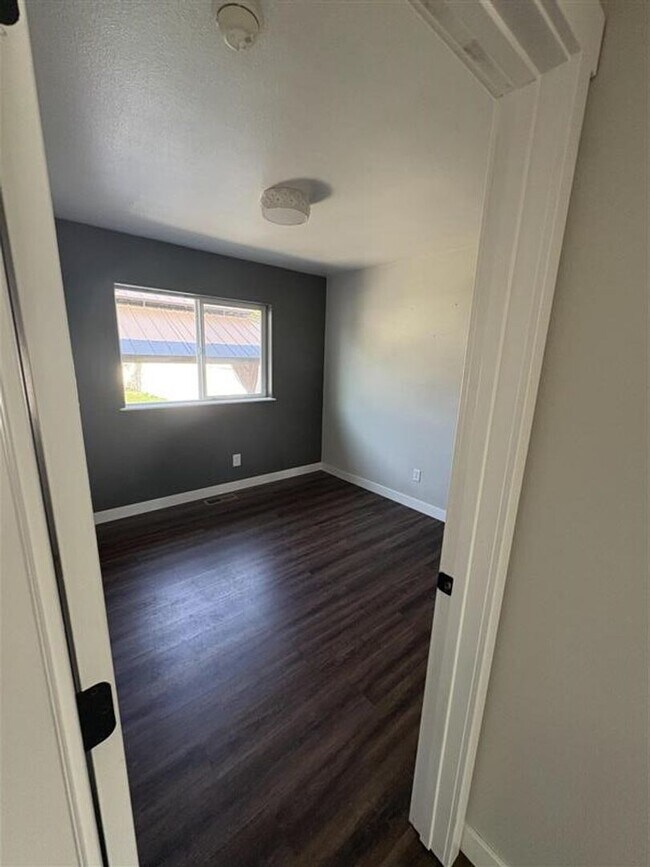 Building Photo - Beautiful 5 bedroom home