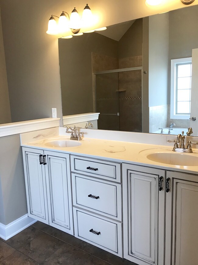 Building Photo - 3564 Drake Rd