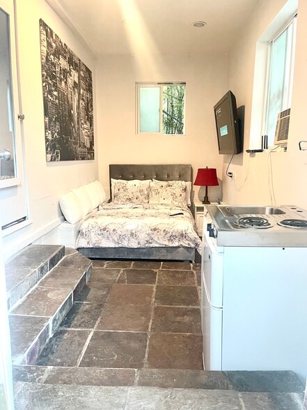 Building Photo - 2366 Nichols Canyon Rd