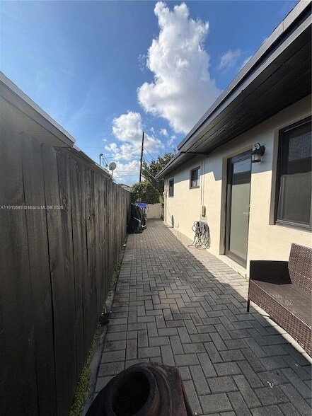 Building Photo - 2723 SW 31st Ct