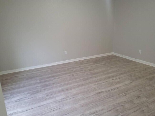 Building Photo - 8100 Creekbend Dr