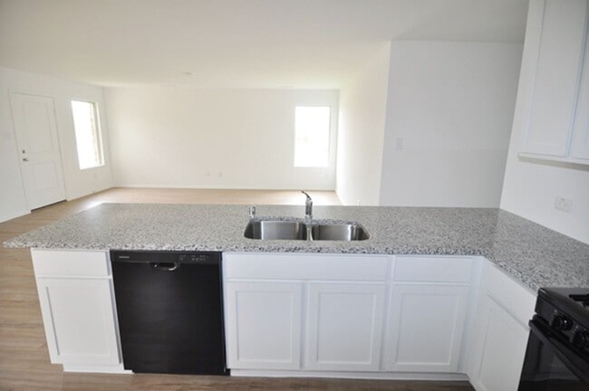 Building Photo - AVAILABLE NOW - Like-New 2024 Lennar Home in Amenity-Rich Community | 3 Bedrooms, Granite Counter...