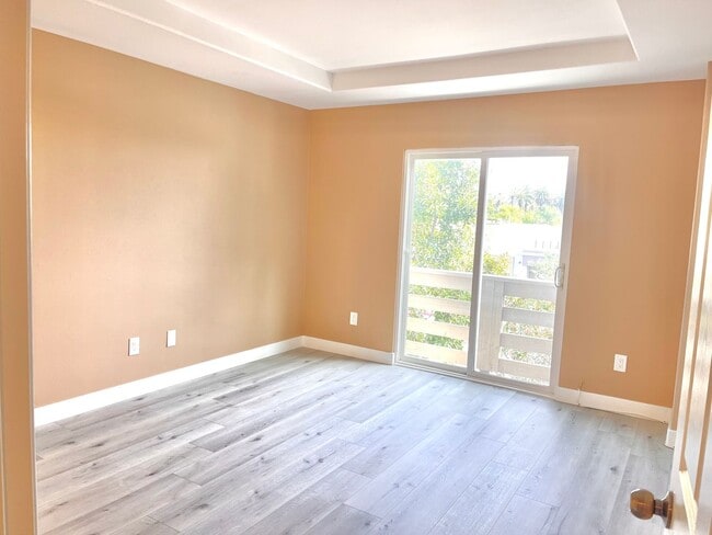 Building Photo - Three Story Four Bedroom 2.5 Bathroom Condo for lease $3,095