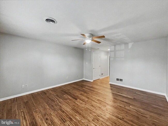 Building Photo - 330 Parkwood Dr