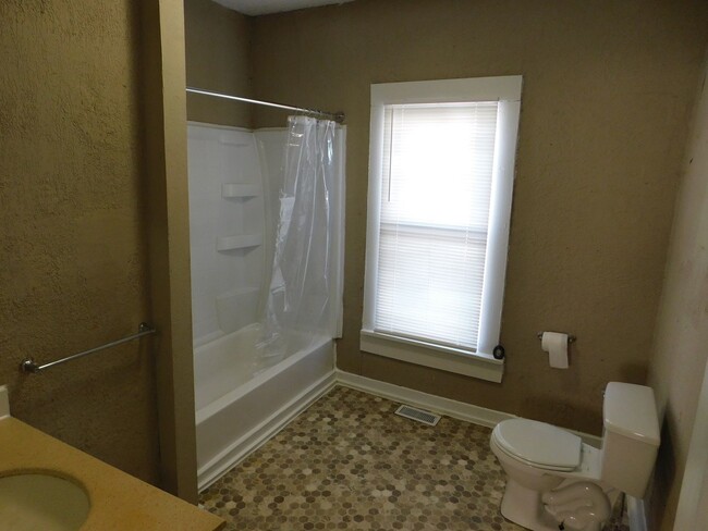 Building Photo - Newly renovated 2 bedroom/1 bath in El Dor...