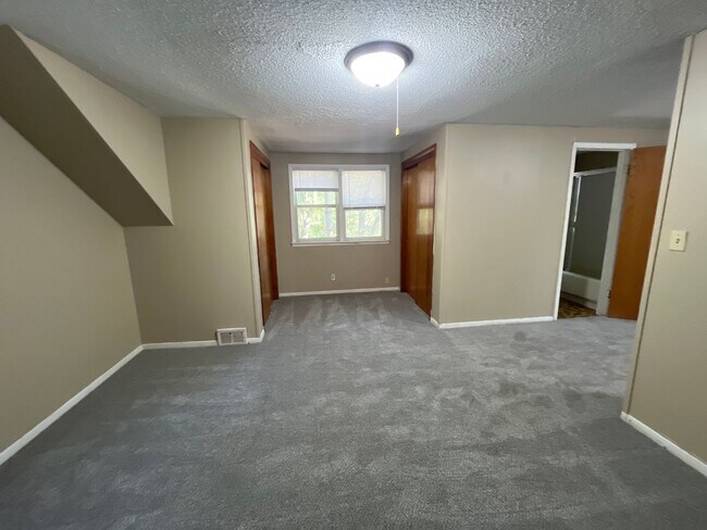 Building Photo - 4 bedroom, 2 bathroom home in the peaceful community of Mahtomedi access to White Bear Lake