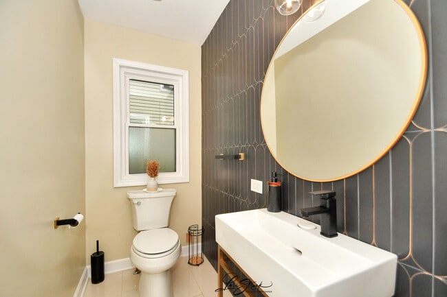 Building Photo - 635 E Prairie Ave