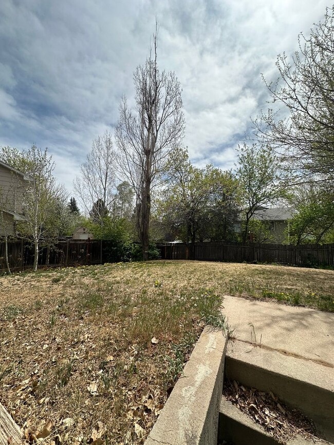 Building Photo - Lovely 4 bedroom house avail now